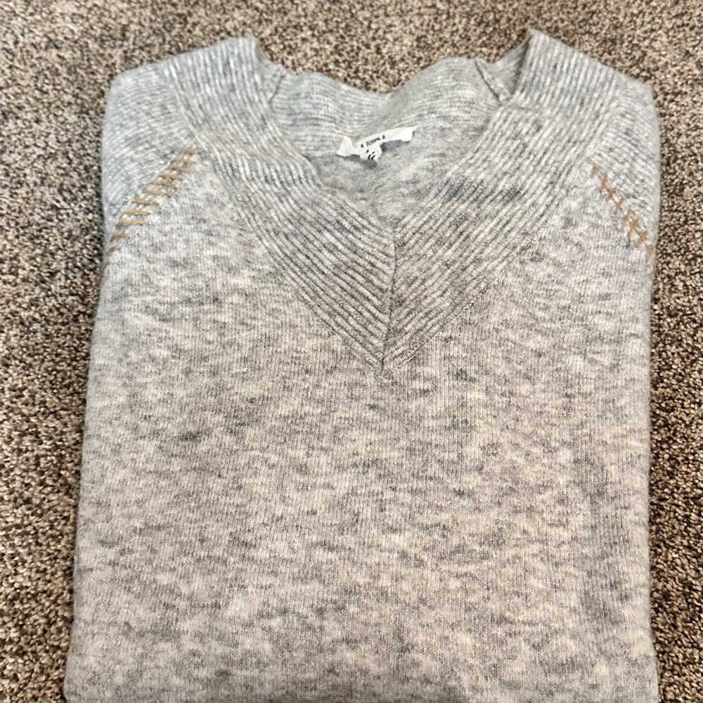 A loves a women Sweater small - Picture 4 of 10